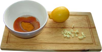 czosnek, cytryna, olej rzepakowy, s�odka papryka, curry, porcelanowa miseczka, bambusowa deska do krojenia