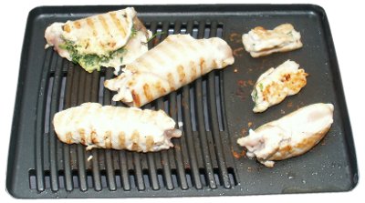 grillowanie na grillu elektrycznym nadziewanych piersi z kurczaka