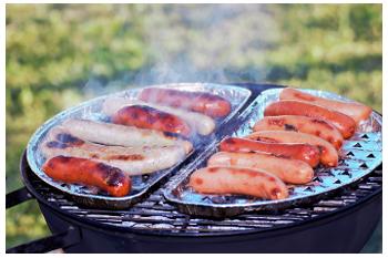 grill na w�giel drzewny, grill na brykiety, tacki aluminiowe, kie�basa na grillu