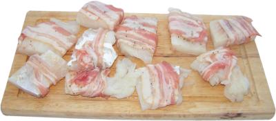 filet z dorsza atlantyckiego owini�ty boczkiem, surowy boczek, drewniana deska do krojenia