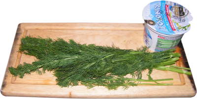 koperek, jogurt naturalny tolonis typu greckiego, drewniana deska do krojenia